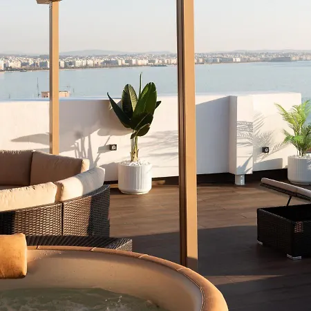 Above Premium Rooftop Apartment *
